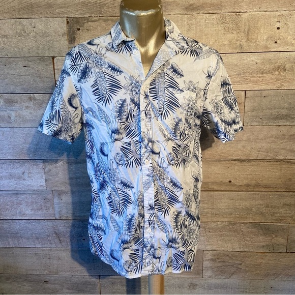 💥5/$25 Divided men’s  white tropical‎ button up shirt in size small - Picture 1 of 7